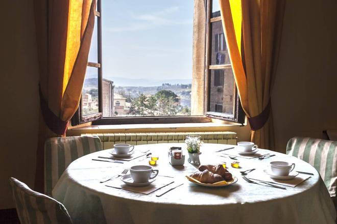 Il Chiostro Del Carmine, Siena